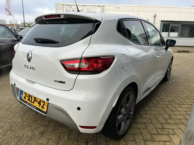 Renault Clio 1.2 GT 120PK | Automaat | RS Drive | Sport Onderstel | Sport Stoelen | Onderhoudshistorie | 17 Inch | Navigatie | R-Link | Climate Control | Keyless Entry | Parkeersensoren | Cruise Control |