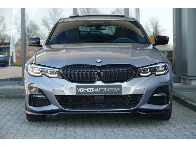 BMW 3-serie 330e eDrive Edition M-Sport | Schuifdak | Memory | HUD | ACC | 360 |  OXIDGRAU |