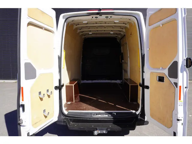 Volkswagen Crafter 180pk Automaat L3H3/L2H2 Apple Carplay Camera Trekhaak Parkeersensoren Airco  Cru...