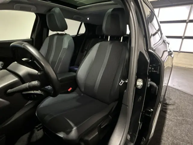 Peugeot e-2008 EV Allure 50 kWh Panoramadak | Cruise Control | 18 "Inch LM Velgen
