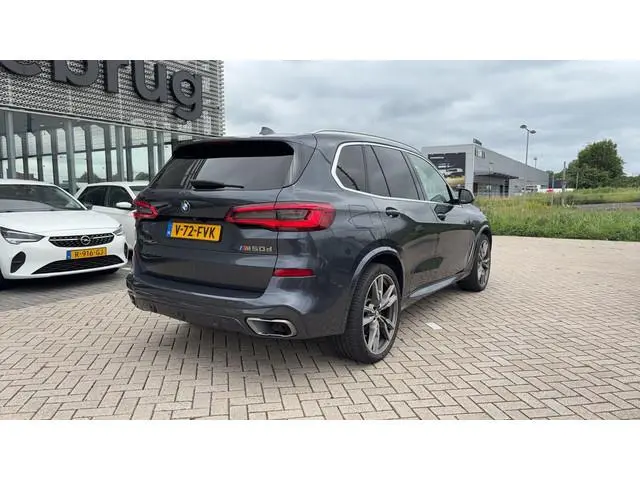 BMW X5 M50d High Executive GRIJS KENTEKEN M-PAKKET I 22" I Pano I Leder I Head-Up I Winterpakket I L...
