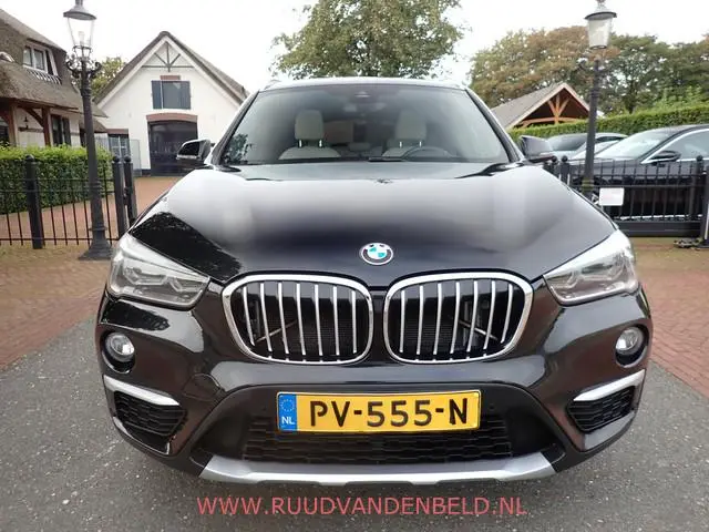 BMW X1 xDrive20i PANODAK / HEAD-UP / SPORTLEER / BLUETOOTH