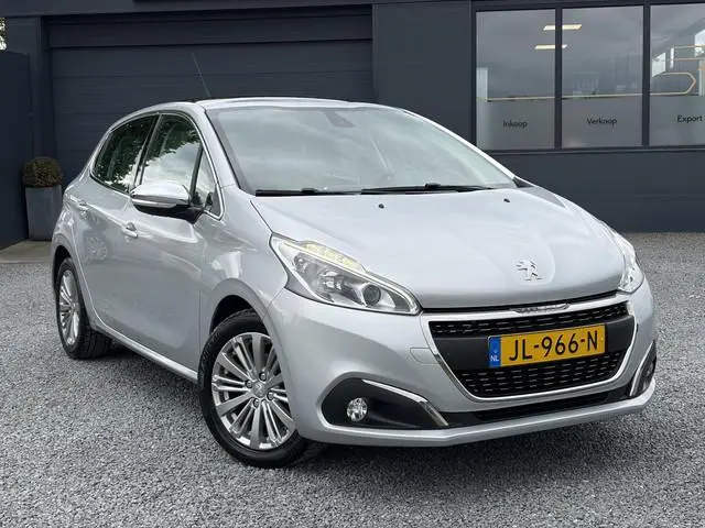 Peugeot 208 1.2 PureTech Allure Dealer Onderhouden,110pk,Pano,Navi,Trekhaak,Pdc,N.A.P,Weinig Km,5 De...