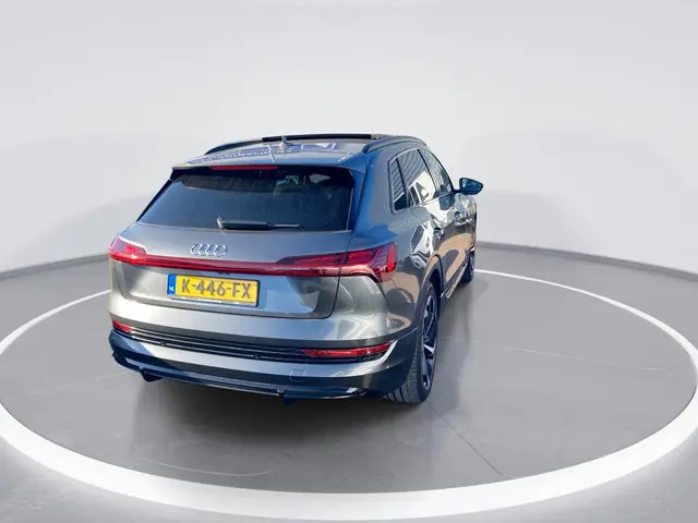 Audi e-tron 50 quattro S edition 71 kWh · Panoramadak · Elek. Voorstoelen + Geheugen · Apple/Android...