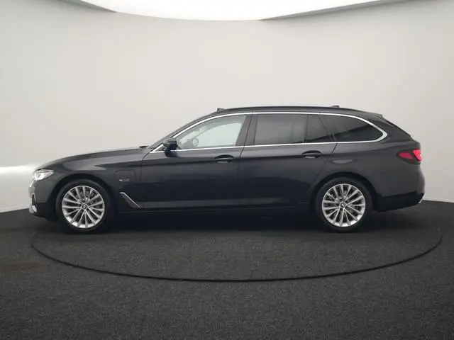 BMW 5-serie Touring 530e Luxury Line PHEV 293pk | Trekhaak Af Fabriek | Panodak | Head Up | Adaptive...