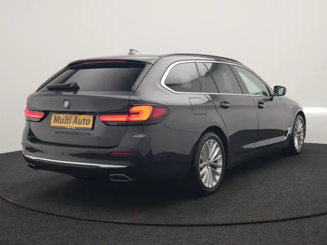 BMW 5-serie Touring 530e Luxury Line PHEV 293pk | Trekhaak Af Fabriek | Panodak | Head Up | Adaptive...