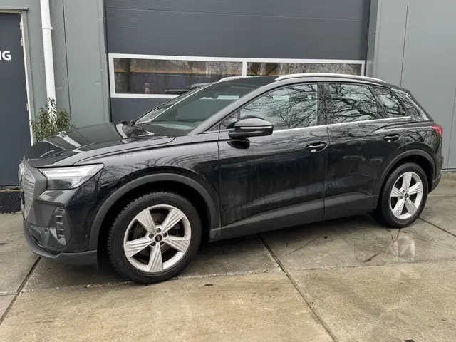Audi Q4 e-tron 35 Edition 55 kWh Stoelverwarming Navigatie 19" LMV Trekhaak Elektrische klep Audi So...