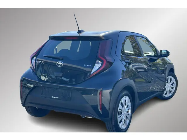 Toyota Aygo X Hybrid 115 play, Nieuw en in juni leverbaar met €2.000,- inruilpremie!!