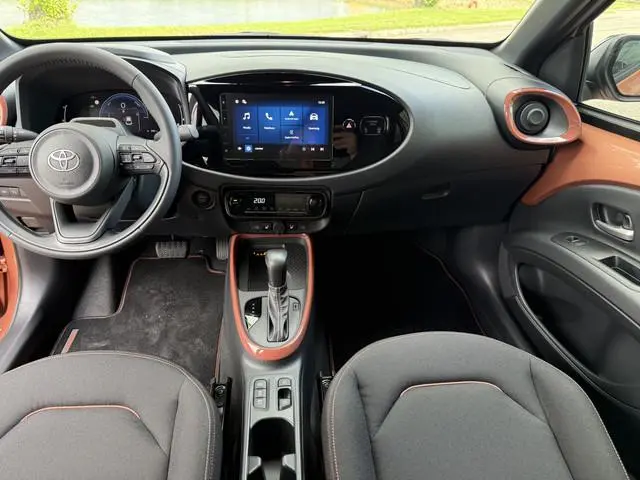 Toyota Aygo X Hybrid 115 pulse Automaat ** Stoelverwarming ** Camera ** Carplay **