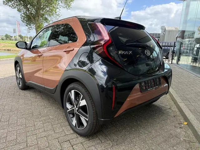 Toyota Aygo X Hybrid 115 pulse Automaat ** Stoelverwarming ** Camera ** Carplay **