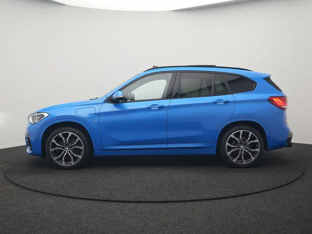 BMW X1 xDrive25e M Sport PHEV 221pk Dealer O.H | Trekhaak Afn. | Panodak | Camera | Sportstoelen & S...