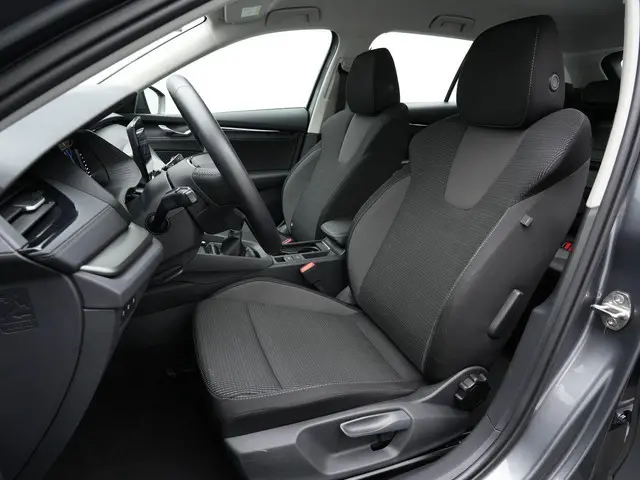 Skoda Octavia Combi 1.0 TSI 110 pk Business Edition | Trekhaak | Stuur-/stoelverwarming | Navigatie