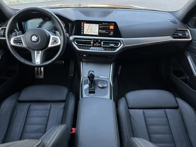 BMW 3-serie 320i 185PK High Executive Edition / M Sport / 1e Eig. / Adaptive Cruise / Stoel+Stuurverw. / Leder /
