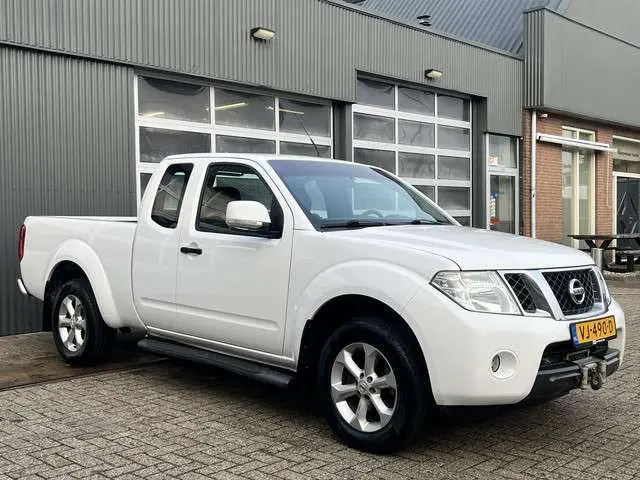 Nissan Navara 2.5 dCi SE King Cab Airco Cruise controle Trekhaak 3000kg trekhaak Pick-up p-up Euro 5 Lier afstandsbediening Vierwielaandrijving Openlaadbak Bpm vrij!!