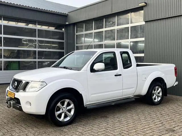 Nissan Navara 2.5 dCi SE King Cab Airco Cruise controle Trekhaak 3000kg trekhaak Pick-up p-up Euro 5 Lier afstandsbediening Vierwielaandrijving Openlaadbak Bpm vrij!!