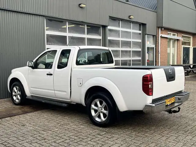 Nissan Navara 2.5 dCi SE King Cab Airco Cruise controle Trekhaak 3000kg trekhaak Pick-up p-up Euro 5 Lier afstandsbediening Vierwielaandrijving Openlaadbak Bpm vrij!!