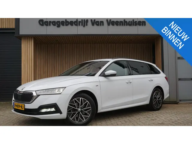 Skoda Octavia Combi 1.5 e-TSI 150pk Clever Business Pano.Dak Keyless Sfeerverlichting 17inch LM Stoe...
