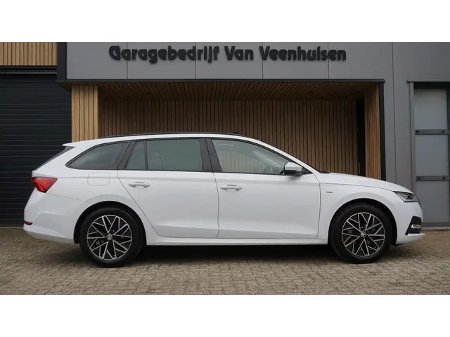 Skoda Octavia Combi 1.5 e-TSI 150pk Clever Business Pano.Dak Keyless Sfeerverlichting 17inch LM Stoe...