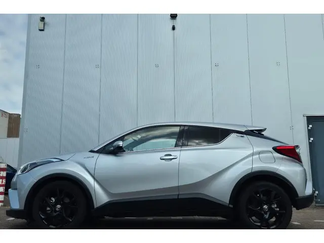 Toyota C-HR 1.8 Hybrid Style Keyless, Adaptieve cruisecontrol, Achteruitrij camera, Lage KM stand, A...