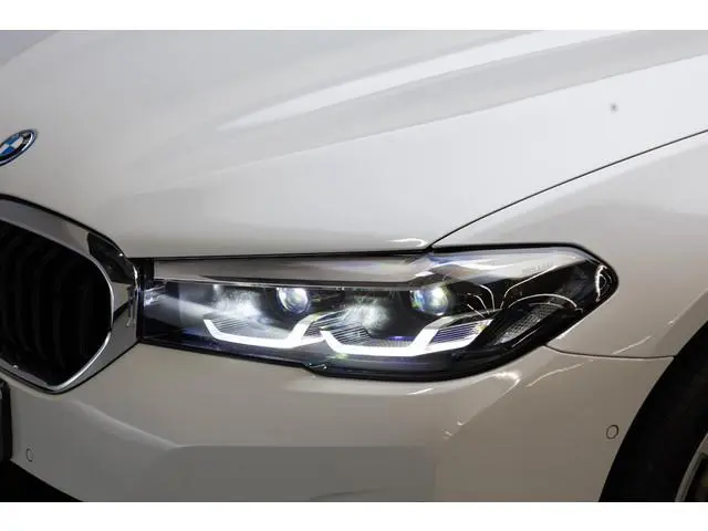 BMW 5-serie Touring 530e Executive | Driving Assistant | ACC | Head Up | Leder | SOH 92,2% |
