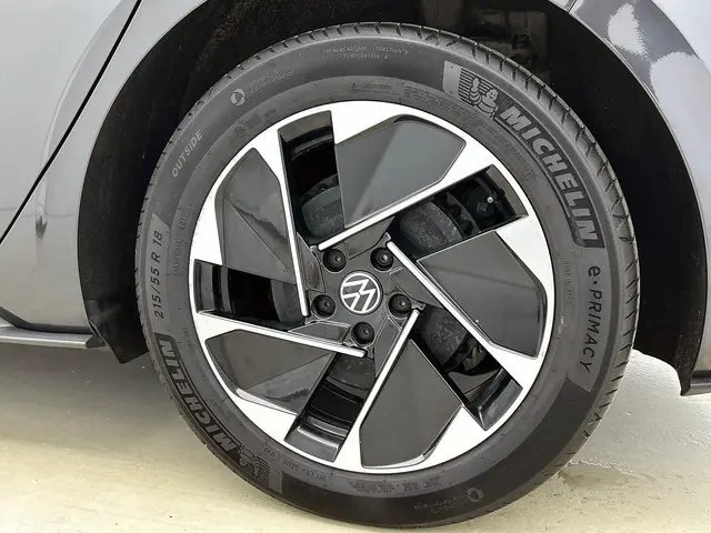 Volkswagen ID.3 Pro 58 kWh Airco ECC Navi Carplay PDC VA + Camera 18" LM Velgen Adaptive Cruise Cont...