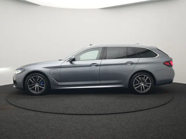 BMW 5-serie Touring 530e xDrive M Sport Plug In Hybrid 293pk Dealer O.H. PHEV | Panodak | Head Up |...