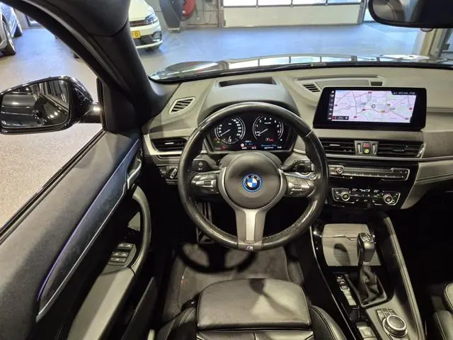 BMW X1 xDrive25e High Executive M-Sport | Panorama | 19” | Leder | HUD | Camera