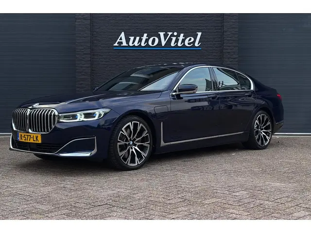 BMW 7-serie 745e High Executive | Schuif-Kanteldak | 4-WS | Comfortleder | Soft-Close | Head-Up | Alcantara hemel