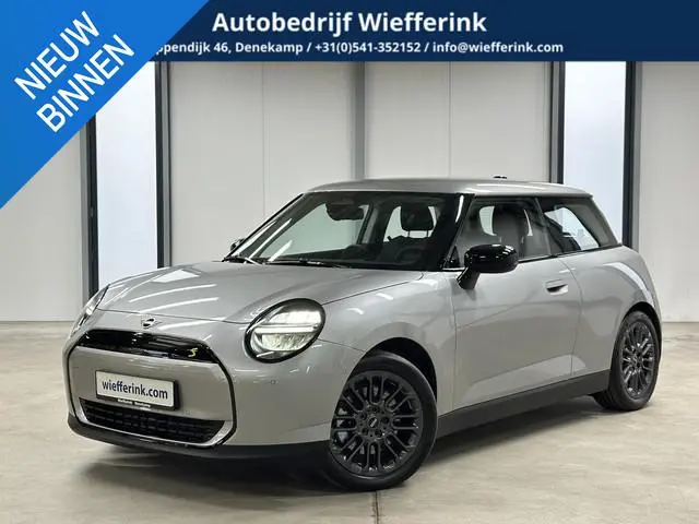 MINI 3-Deurs Cooper SE Essential 54.2 kWh 218pk | Camera | Navi | Carplay | Dodehoekdetectie | 17''...