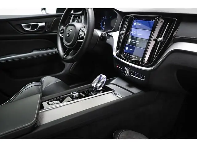Volvo V60 2.0 B4 Ultimate Dark | PANORAMADAK | HEAD UP | STANDKACHEL | ACHTERBANKVERWARMING | 360 CA...
