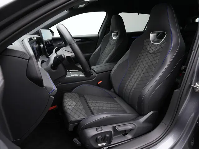 Volkswagen Passat Variant 1.5 eTSI 150 pk DSG R-Line Business | Trekhaak | IQ Light | Head-up displa...