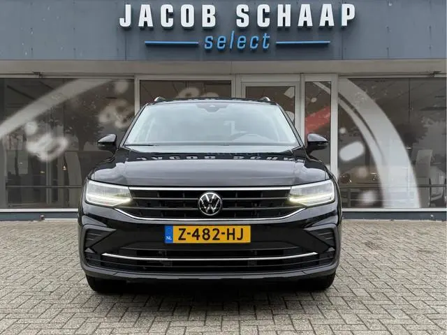Volkswagen Tiguan 1.5 TSI Life / Automaat / Carplay / Trekhaak (1.800 KG) / Sensoren / Camera /