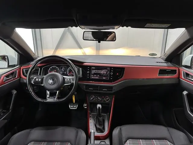 Volkswagen Polo 2.0 TSI GTI 200pk | BeatsAudio | Stoelverwarming | Groot scherm | Apple carplay | PD...