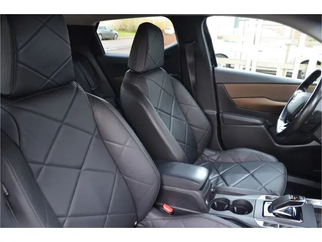 DS 3 Crossback E-Tense So Chic 50 kWh HUD, Leren bekleding, 18" Alu