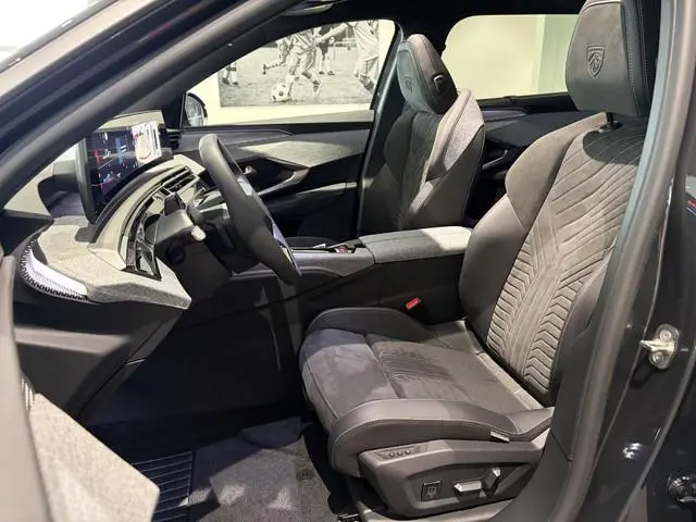 Peugeot e-5008