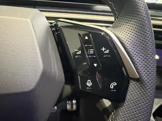 Peugeot e-5008