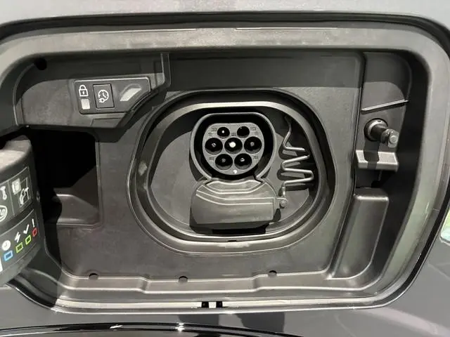 Peugeot e-5008