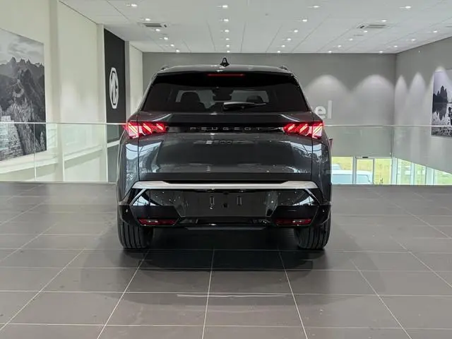 Peugeot e-5008
