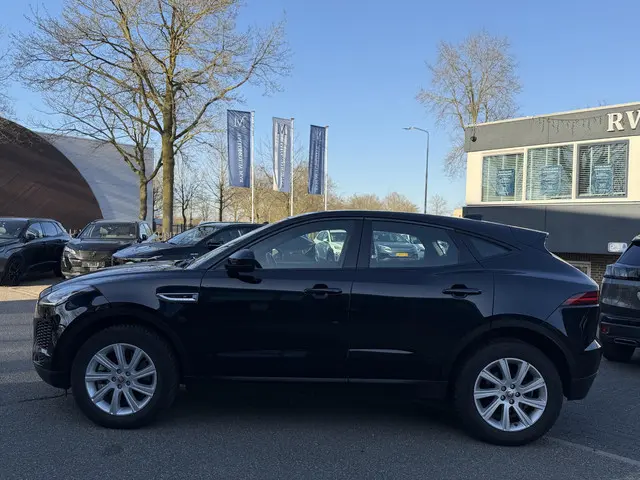 Jaguar E-PACE 2.0 P200 AWD R-Dynamic VAN: 31.900,- VOOR 29.877,- UW LENTEVOORDEEL: 2.023,- | RIJKLAA...