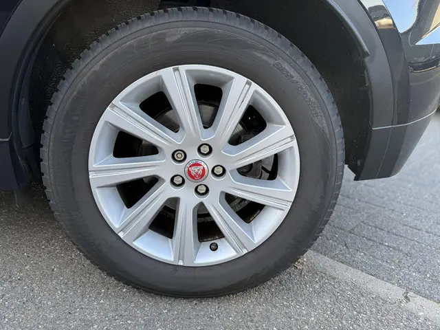 Jaguar E-PACE 2.0 P200 AWD R-Dynamic VAN: 31.900,- VOOR 29.877,- UW LENTEVOORDEEL: 2.023,- | RIJKLAA...