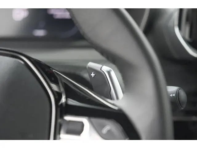 Peugeot 2008 1.2 Hybrid 145 Allure | 360 Camera | Adaptieve Cruise Control | Navigatie | Dodehoekdet...