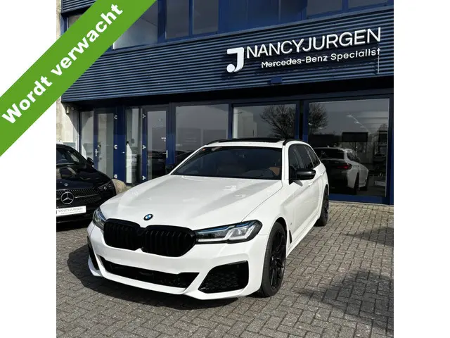 BMW 5-serie Touring 530i xDrive M | Pano | Luchtvering | 4 Wiel Besturing | Leer | Ambiente | 20'LM...