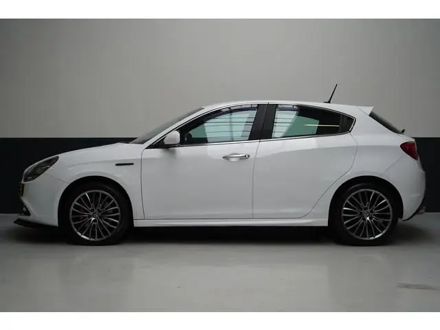 Alfa Romeo Giulietta 1.4 Turbo MultiAir Super | Leder | Stoelverwarming | Cruise control | Climate c...