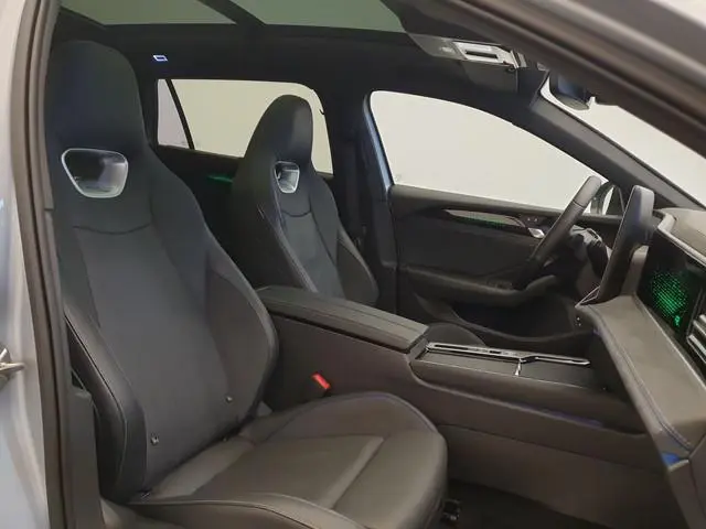 Volkswagen Passat Variant 1.5 eHybrid 272pk DSG/AUT R-Line Edition Wegklapbare trekhaak, Panoramadak...