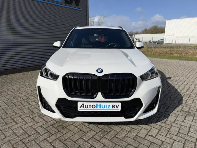 BMW X1 sDrive20i M Sport Premium Pack Panoramadak Trekhaak Keyless Entry Stoelverwarming Adaptieve L...