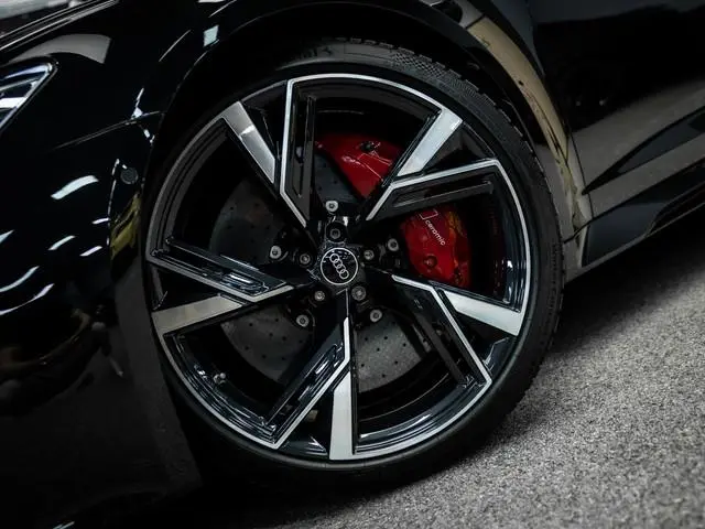 Audi RS6 Avant TFSI quattro | Keramisch | B/O | Pano | Rode Stiksels |