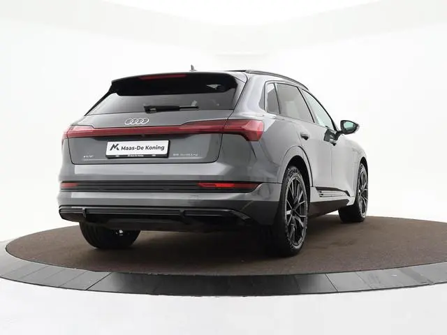 Audi e-tron 55 Quattro S Edition 95 kWh 408pk · SOH 94,6% · Panoramadak · 360 Camera · Luchtvering ·...
