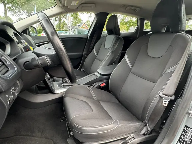 Volvo V40 2.0 T2 Momentum Xenon/Clima/Navigatie/Stoelverwarming/PDC