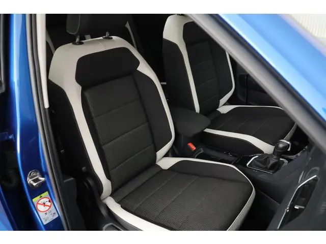 Volkswagen T-Roc 1.5 TSI 150pk DSG Sport Trekhaak Stoelverwarming Camera Keyless Stoelverwarming Nav...