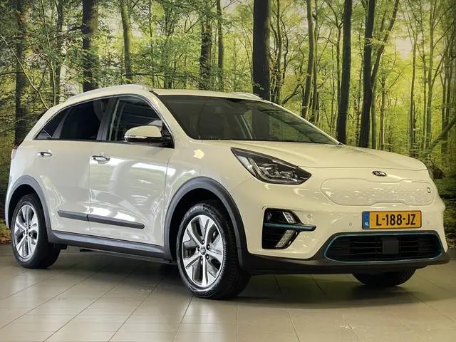 Kia e-Niro DynamicPlusLine 39 kWh | Apple carplay | Stuurwielverwarming | Camera | DAB | Keyless | A...